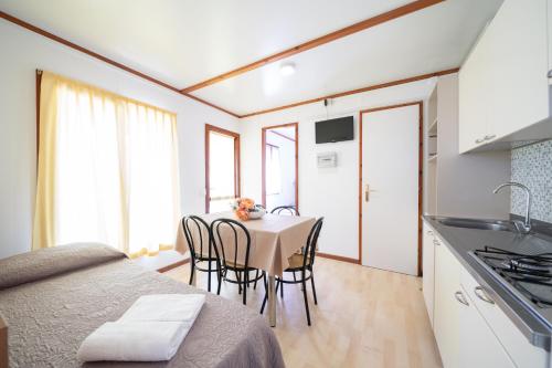 Η κουζίνα ή μικρή κουζίνα στο Agriturismo e Agricamping Le Nosare