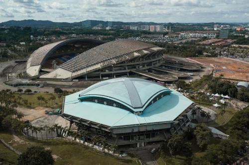 une vue de tête d'un bâtiment avec un grand toit dans l'établissement Adore Homestay@Emira Seksyen 13 Shah Alam, MSU, Stadium, AEON Mall, à Shah Alam