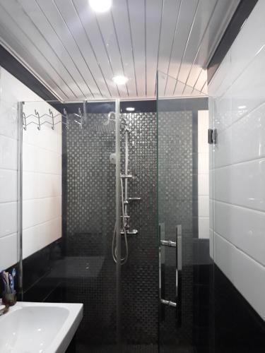 La salle de bains est pourvue d'une douche et d'un lavabo. dans l'établissement Appartement Akid Lotfi Oran, à Oran