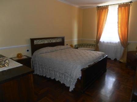 1 dormitorio con cama y ventana en Cerasola Bed & Breakfast, en Campello sul Clitunno