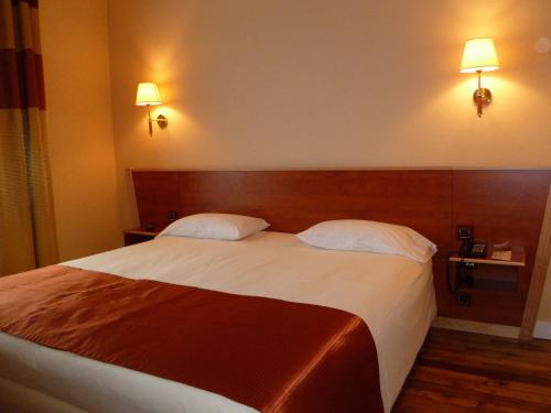 Postel nebo postele na pokoji v ubytování Hôtel Vauban