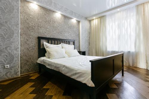 a bedroom with a large bed and a window at Apartamenty Svetlica Shamshinykh 90/5 studio in Novosibirsk