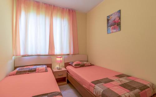 Katil atau katil-katil dalam bilik di Apartmani Kažun