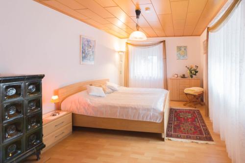 A bed or beds in a room at Ferienwohnung Hilgenfeld