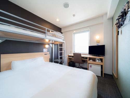 Super Hotel Takamatsu Tamachi في تاكاماتسو: غرفة نوم مع سرير ومكتب وسرير بطابقين