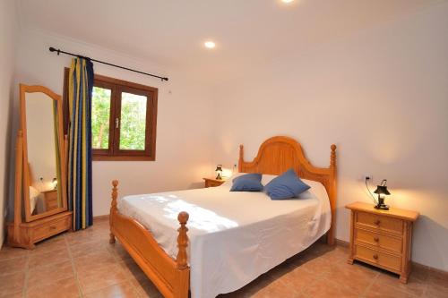 ein Schlafzimmer mit einem großen Bett und einem Spiegel in der Unterkunft Finca Son Arcaines de Can Simó 070 by Mallorca Charme in Sineu
