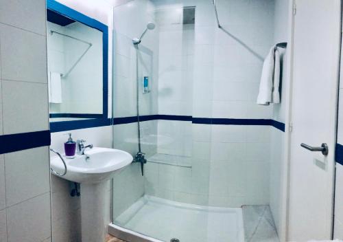 een badkamer met een douche, een wastafel en een toilet bij Ritual Sevilla Suite Alameda 5 in Sevilla