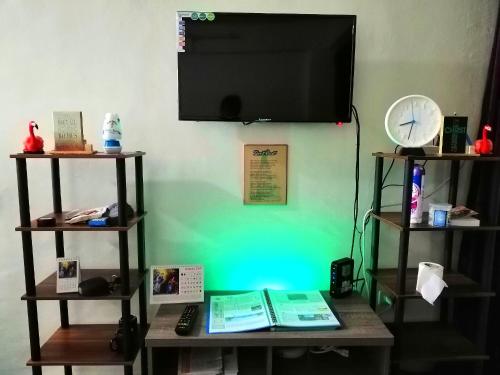Condo Near NAIA Airport T 1,2,3&4 v4にあるテレビまたはエンターテインメントセンター