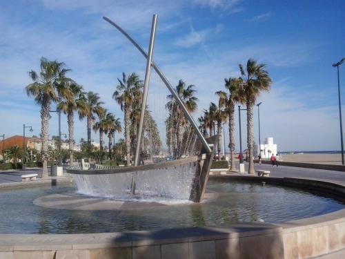 una fuente en un parque con palmeras en Isabel, en Valencia