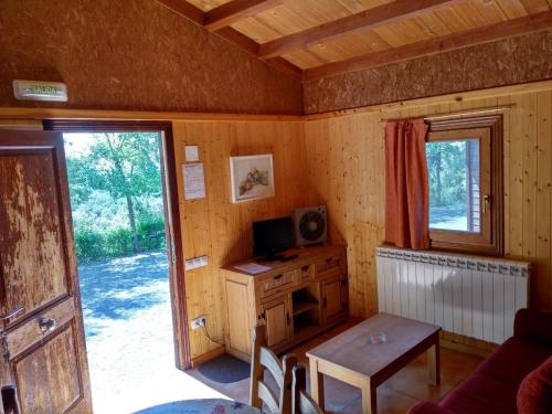 Televisyen dan/atau pusat hiburan di Camping Casa Fausto Cerca de Dinopolis