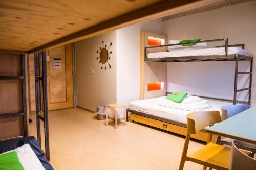 Двухъярусная кровать или двухъярусные кровати в номере Dalur - HI Eco Hostel