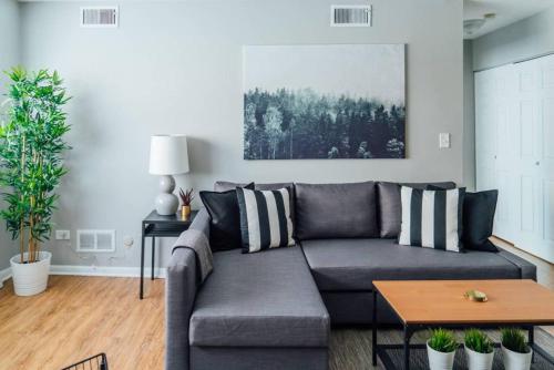 Een zitgedeelte bij 1BR Stylish Apartment, Perfect for Getaway - Oakdale 201