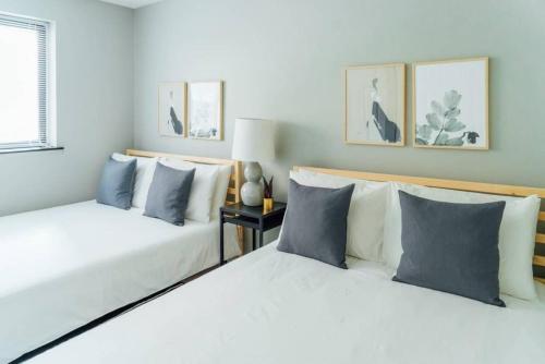 two beds sitting next to each other in a bedroom at 1BR Stylish Apartment, Perfect for Getaway - Oakdale 201 in Chicago