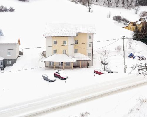 Galeriebild der Unterkunft Vila Vuk Wolf in Brzeće
