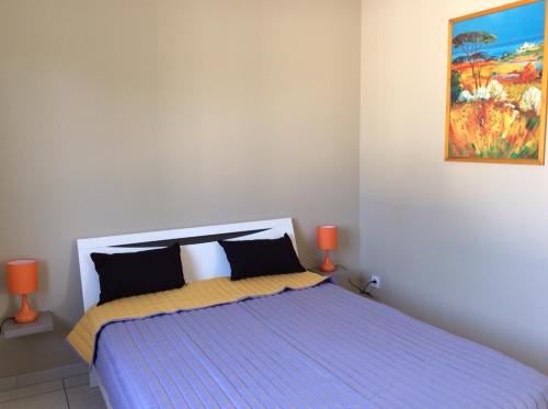 1 dormitorio con 1 cama de color azul y amarillo en Les Écorchoux c'est chou, en Tossiat