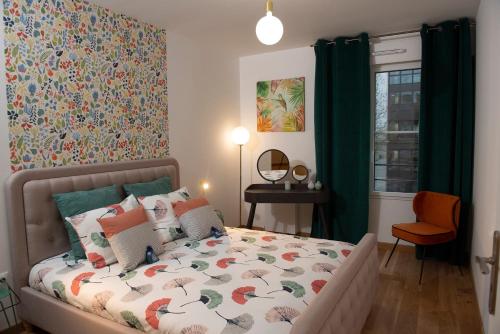 1 dormitorio con 1 cama con pared con motivos florales en ILodge Secondia en Chessy