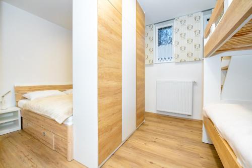 Llit o llits en una habitació de Apartmaji "La vie est belle" Kranjska Gora