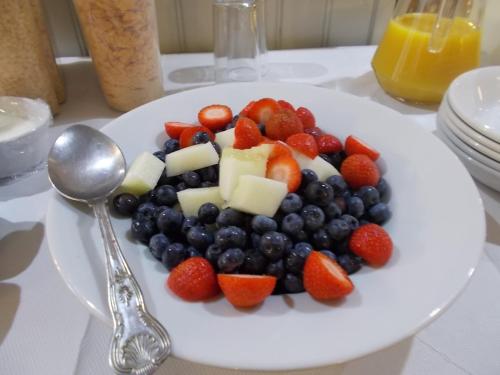 un plato de fruta en una mesa con una cuchara en The Bulls Head, en Glossop