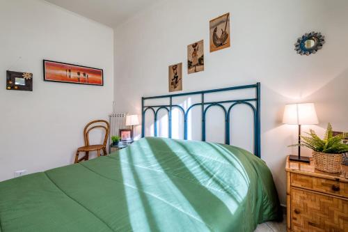een slaapkamer met een bed met een groen dekbed bij Apartment Angelo Emo 69 in Rome