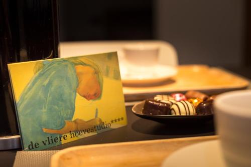 una mesa con un plato de donuts y un libro en Guesthouse De Vliere, en Beerse