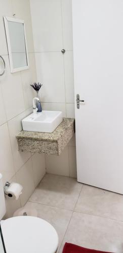 Ένα μπάνιο στο Apartamento Cabo Frio