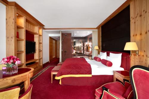 Ένα ή περισσότερα κρεβάτια σε δωμάτιο στο Kempinski Hotel Das Tirol