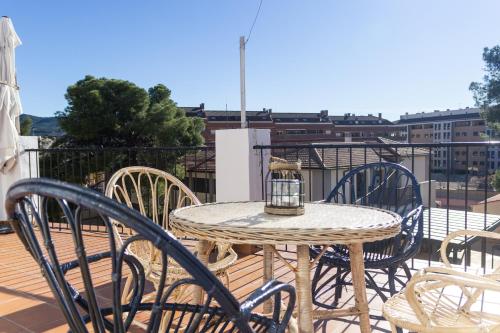 a table and chairs on a balcony with a view at Casa Rosalía in Ibi