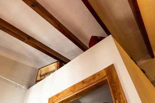 a room with a mirror and a ceiling at Casa Rosalía in Ibi