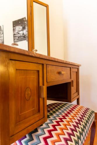 a wooden vanity with a mirror and a rug at Casa Rosalía in Ibi