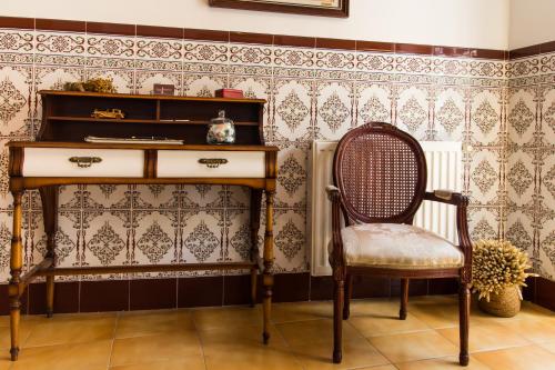 a room with a desk and a chair next to a desk at Casa Rosalía in Ibi