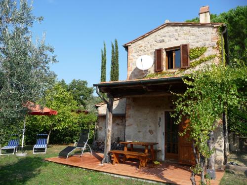 a house with a picnic table in front of it at Ferienhaus IL-PINO in Roccastrada