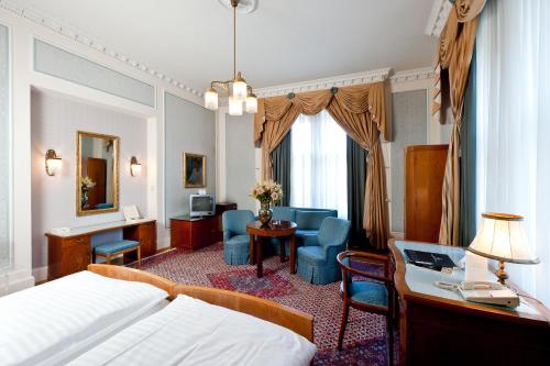 Pokój hotelowy z łóżkiem i biurkiem w obiekcie Hotel Regina w Wiedniu