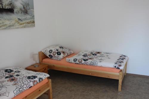 two twin beds in a room with at Apartment Dream in Františkovy Lázně