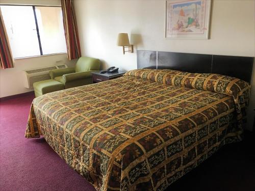 American Inn & Suites房間的床