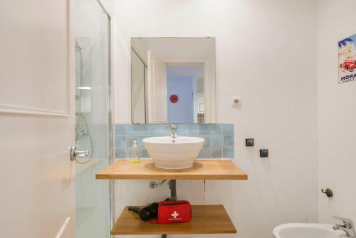 Kúpeľňa v ubytovaní UrbanChicMalaga 3 Bedroom Spacious Quiet Historic Malaga Apt