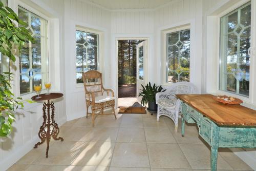 庫赫莫的住宿－Villa Cone Beach，客房设有桌椅和窗户。