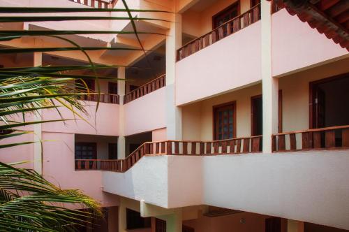 an external view of a building with balconies at Hotel Alta Vista in Canoa Quebrada