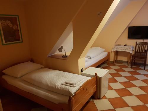 1 dormitorio con 2 camas en un ático en Pirates Hotel, en Hainburg an der Donau