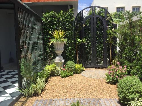Jardín al aire libre en WIW mini hotel