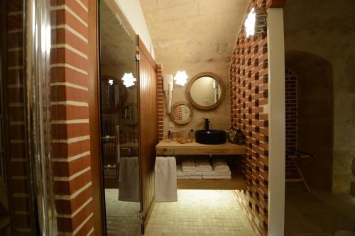 une salle de bain avec un lavabo et un miroir dans l'établissement Loft Basfour-Paris Centre tout équipé avec SAUNA!-Paris 4e, à Paris