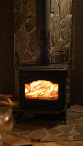 a stove with a fire inside of it at Domki "Berenika" in Rewal