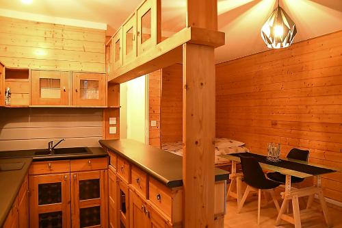 una cucina con armadi in legno e una scala in una cabina di F1 entier Cosy style CHALET Montgeron, Proche Paris a Montgeron