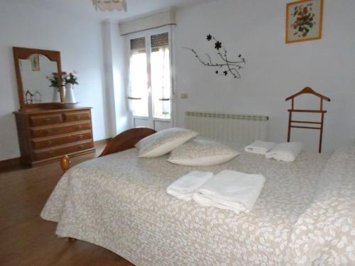 a bedroom with a bed with towels on it at Casa Rural Nemesio in Iturmendi