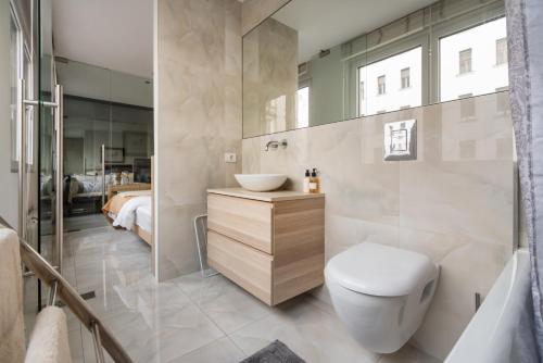 ein Badezimmer mit einem WC, einem Waschbecken und einer Badewanne in der Unterkunft Feel Home in Vienna in Wien