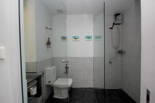 y baño con aseo y ducha acristalada. en Flame Tree Residence 2-Bedroom Apartment, en Hua Hin
