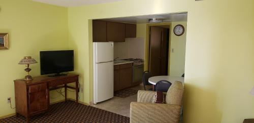 a room with a kitchen and a living room at Westernaire Motel in Mesa
