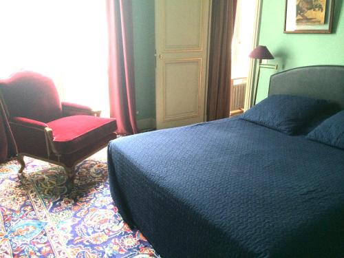 Säng eller sängar i ett rum på LOUVRE VENDOME with air conditionning
