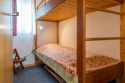 a bedroom with a bunk bed with a ladder at Viosia-Ost in Fiesch