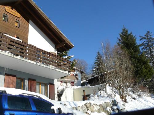 a car parked outside of a house in the snow at Viosia-Ost in Fiesch