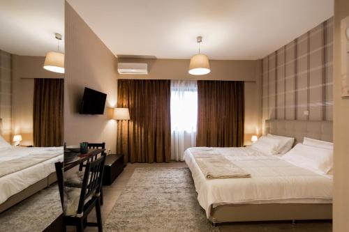 Una cama o camas en una habitación de MARGARITA'S SUITES